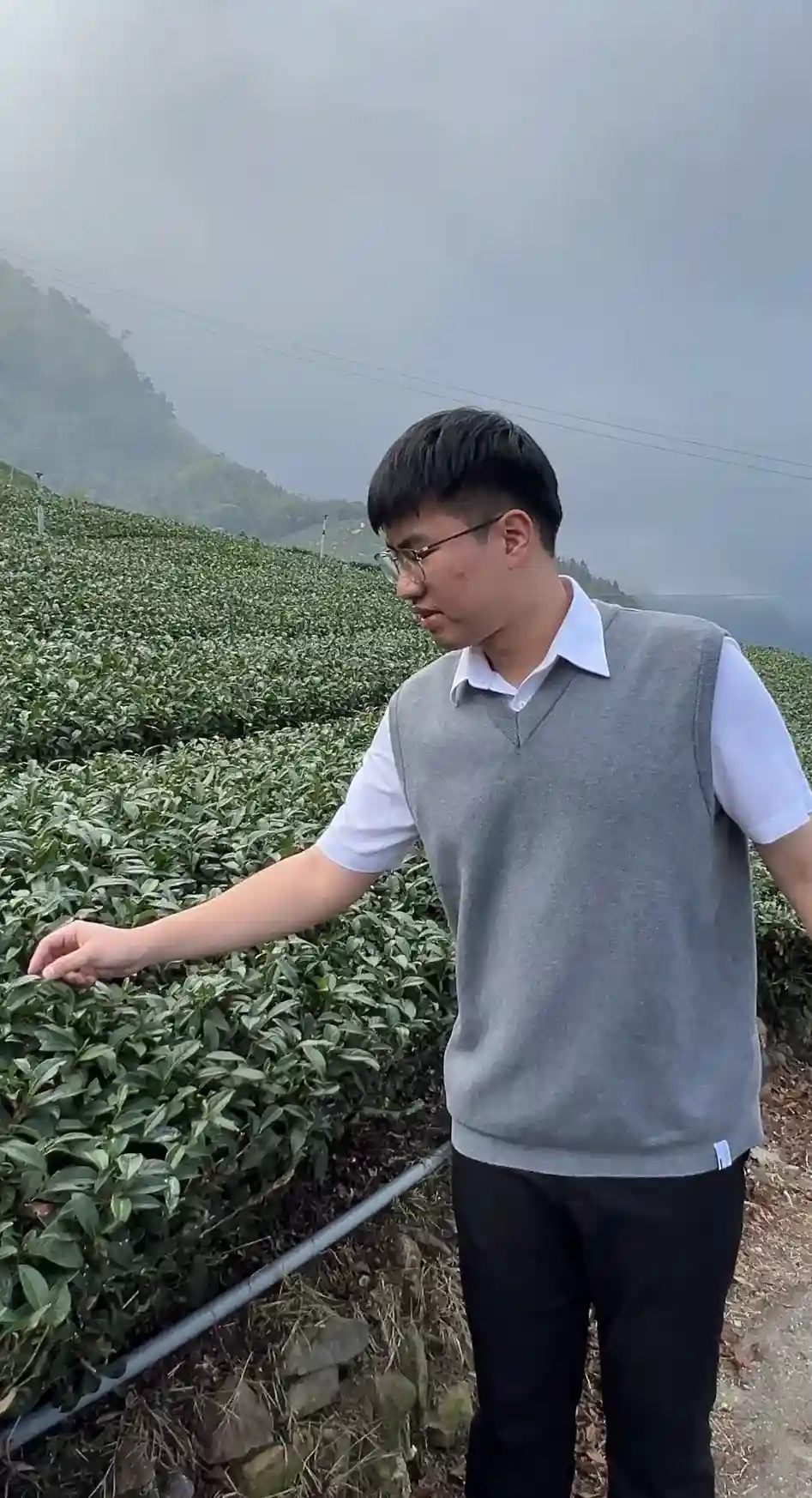 傳統產業老闆在工作現場拍攝短影音
